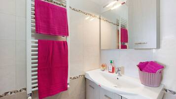 Dusche, Haartrockner, Handtücher