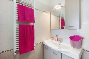 Een douche, een haardroger, handdoeken