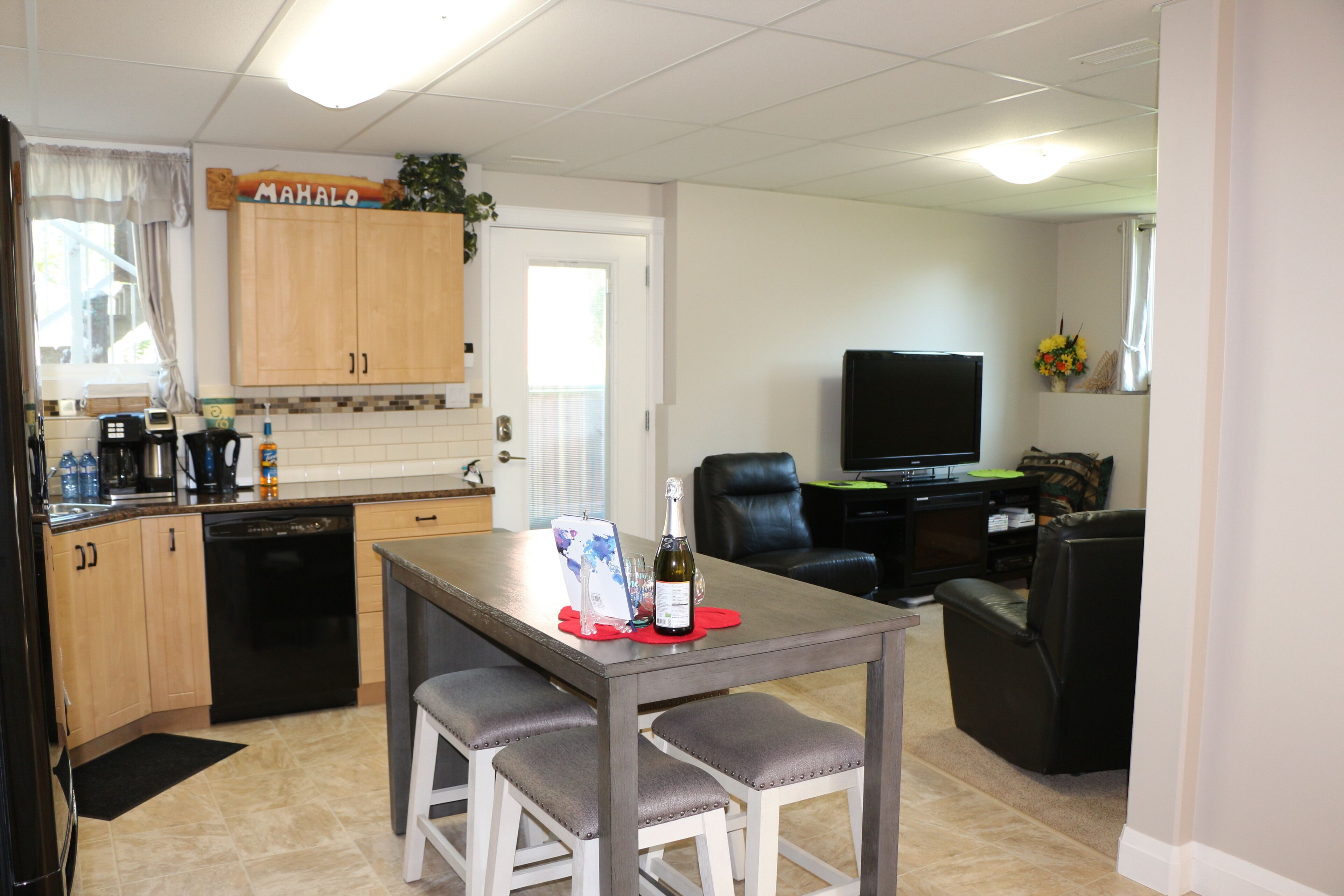 Comfortable, Quiet, Bright and Modern, WIFI, 1 King Bed/1 Bath suite.