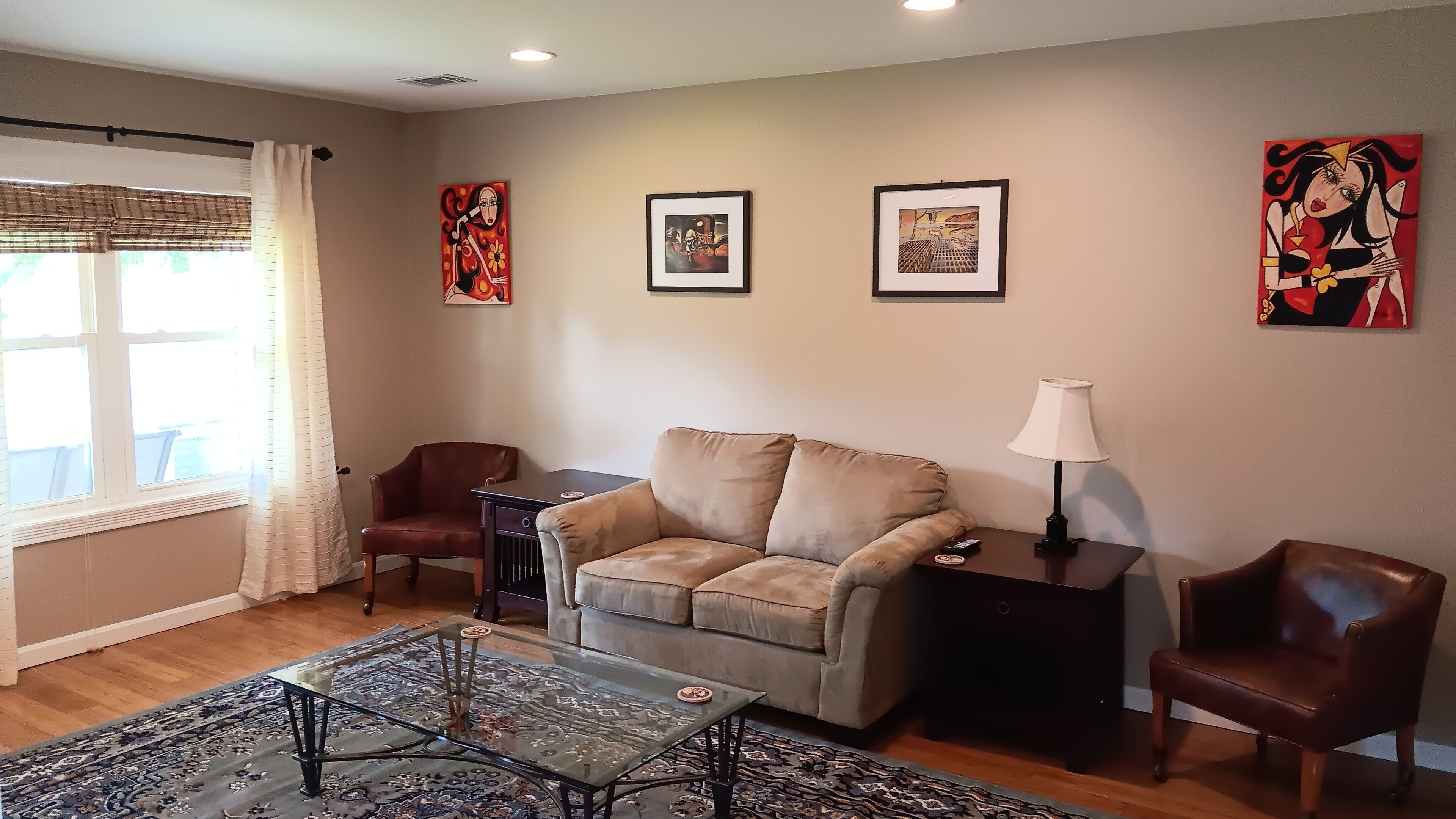 Luxurious and Stylish Home w/ Open Floor Plan. Safe area. Free Parking.