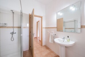 Dusche, kostenlose Toilettenartikel, Handtücher
