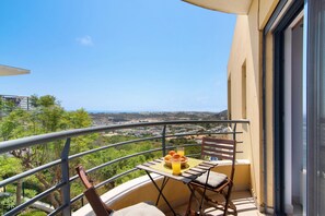 Outdoor dining - Apartment with Marina and Sea Views – Shared Pool & Wi-Fi (Albufeira)