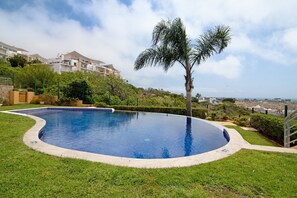 Pool - Apartment with Marina and Sea Views – Shared Pool & Wi-Fi (Albufeira)