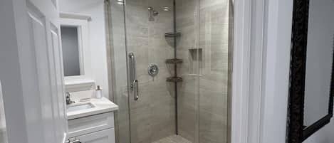 Douche, sĂšche-cheveux, serviettes fournies, savon