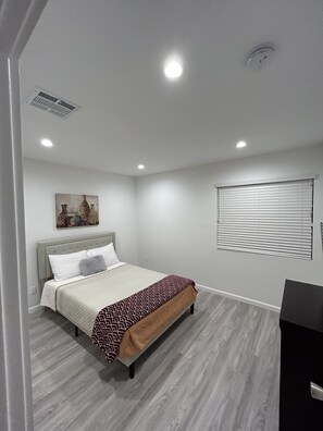 3 bedrooms, desk, iron/ironing board, free WiFi