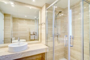 Badewanne, Haartrockner, Handtücher