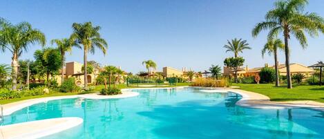 حمّام سباحة مُدفَّأ