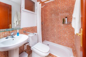 Badkar, hårtork och handdukar