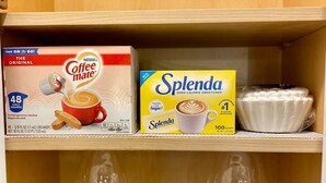 Una estantería con una caja de Nescafé Coffee Mate y una caja de Splenda.