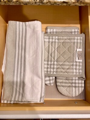 Asciugacapelli, asciugamani, sapone, carta igienica