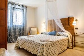 3 bedrooms, iron/ironing board, free WiFi, bed sheets - Villa "Glicine - Colleberto" with Sea View, Private Terrace & Wi-Fi (Follonica)