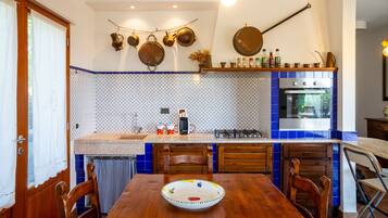 Frigorifero, forno, piano cottura, lavastoviglie