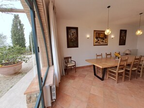 Outdoor dining - Villa "Bouganville - Colleberto" with Sea View, Private Terrace & Wi-Fi (Follonica)