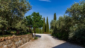 A gravel path flanked by stone walls and dense greenery, leading to a structure with a roof. - Villa "Bouganville - Colleberto" with Sea View, Private Terrace & Wi-Fi (Follonica)
