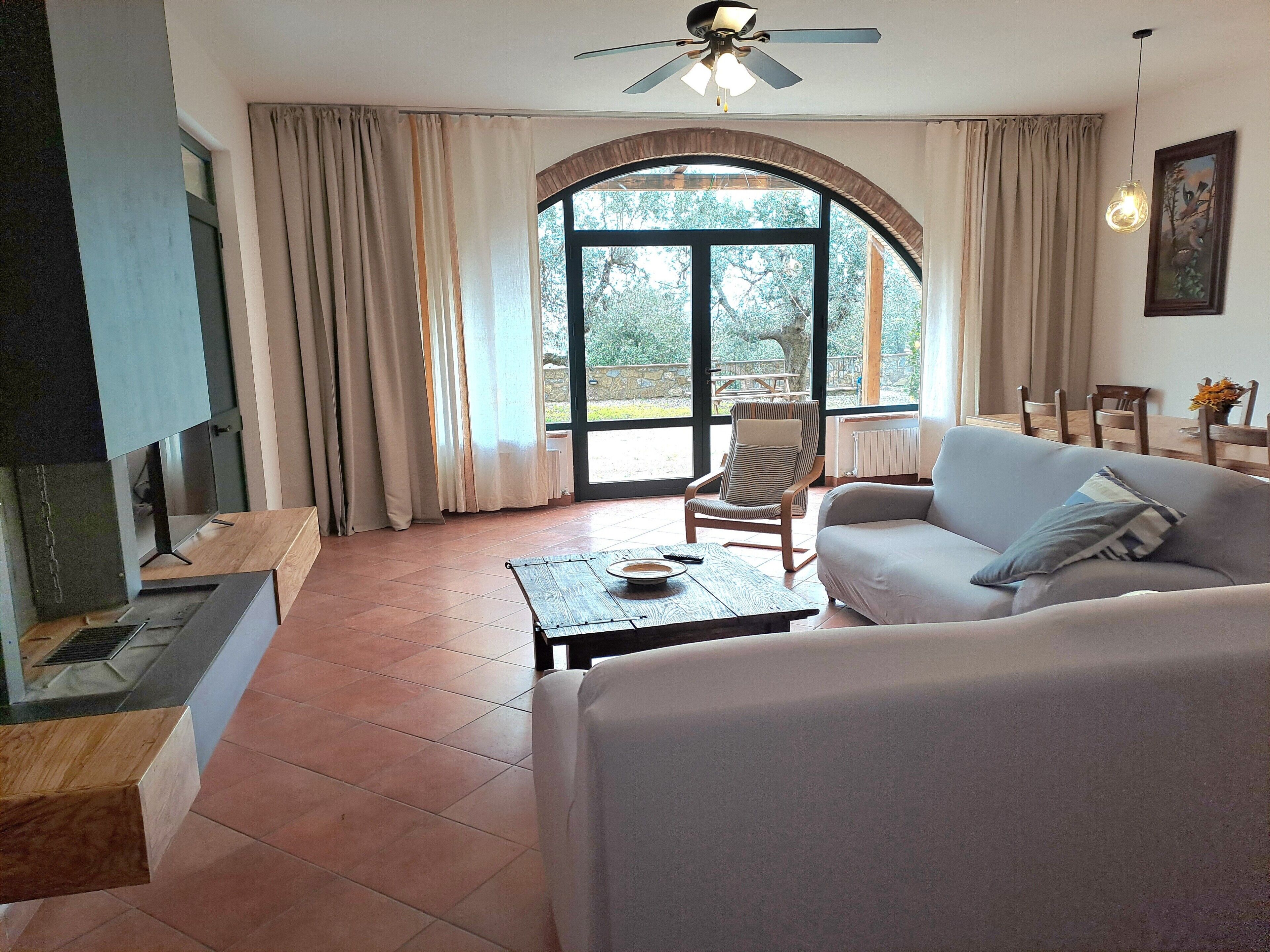 Fernseher, Kamin, Tischtennisplatte