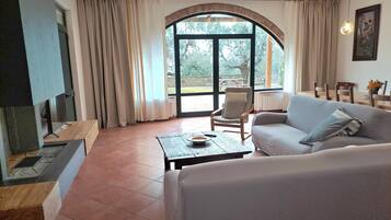 Fernseher, Kamin, Tischtennisplatte