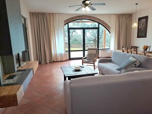 TV, caminetto, tavolo da ping pong