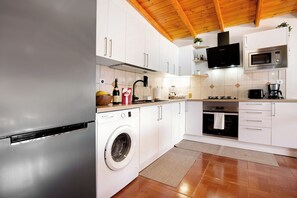 Jääkaappi, mikroaaltouuni, uuni, liesi