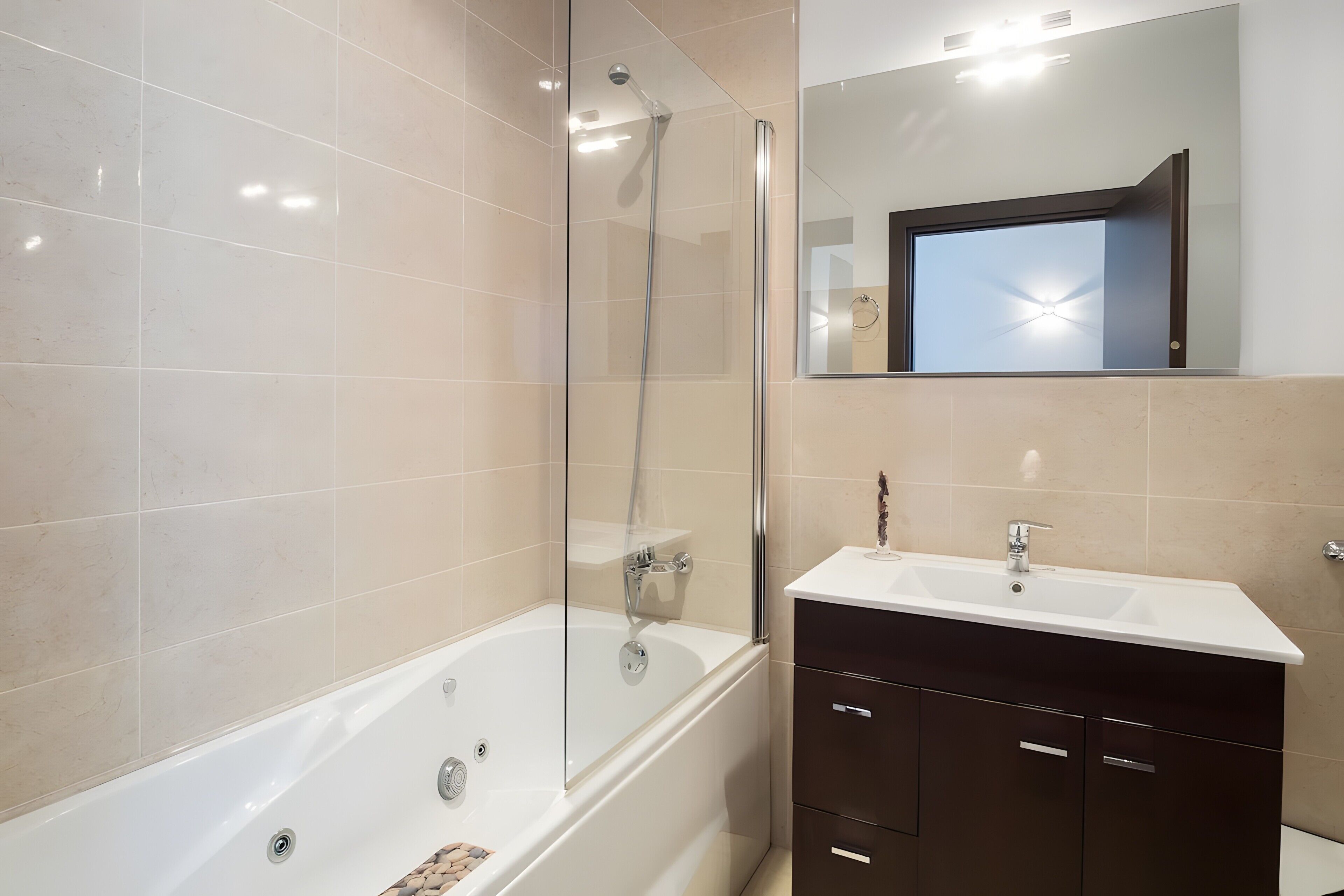 Badewanne, Haartrockner, Handtücher