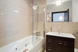 Bañera, secador de pelo y toallas