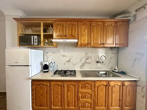 冷蔵庫、電子レンジ、コンロ、コーヒー / ティーメーカー