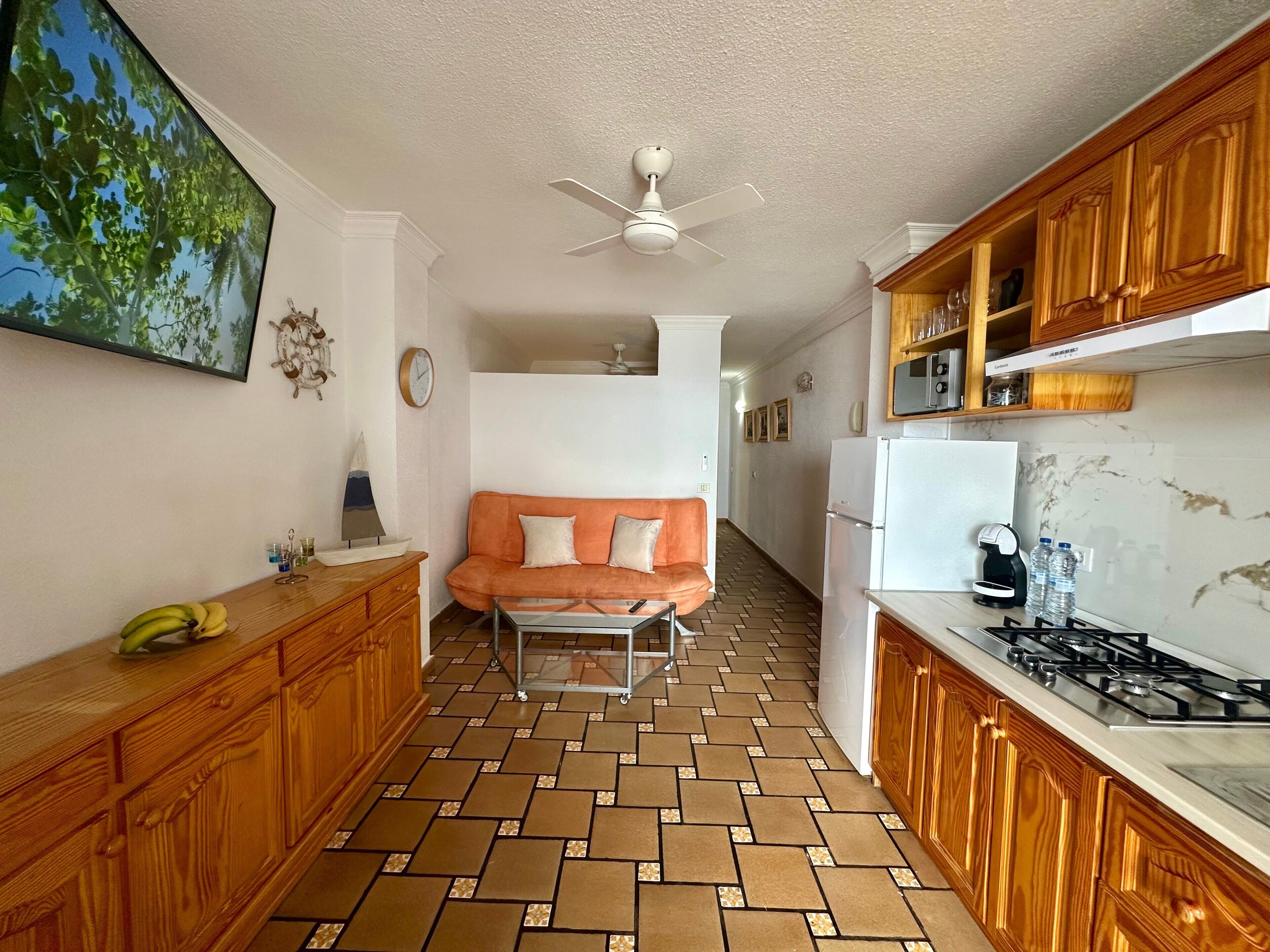 Réfrigérateur, micro-ondes, plaque de cuisson, cafetière/bouilloire