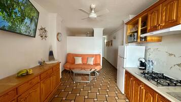 Réfrigérateur, micro-ondes, plaque de cuisson, cafetiÚre/bouilloire