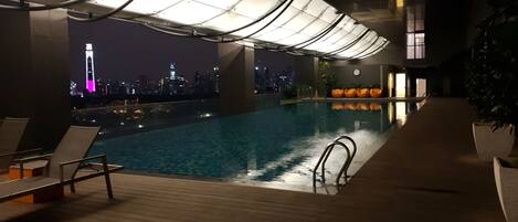 2 개의 실내 수영장