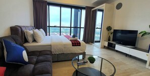 Businessstudio, kaupunkinäköala, järven rannalla | Yksilöllisesti sisustettu, yksilöllisesti kalustettu, työpöytä