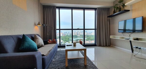 Design-huoneisto, 1 makuuhuone, jääkaappi ja mikroaaltouuni, järvinäköala | Yksilöllisesti sisustettu, yksilöllisesti kalustettu, työpöytä