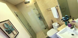 Grand Duplex, Multiple Beds, Refrigerator & Microwave, Lake View | Bathroom
