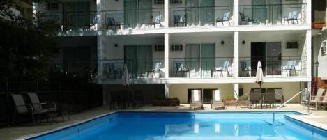 Una piscina al aire libre de temporada