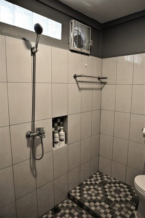 Shower, towels, soap, shampoo - Clean and comfortable standard room with  garden view (Teluk Dalam)