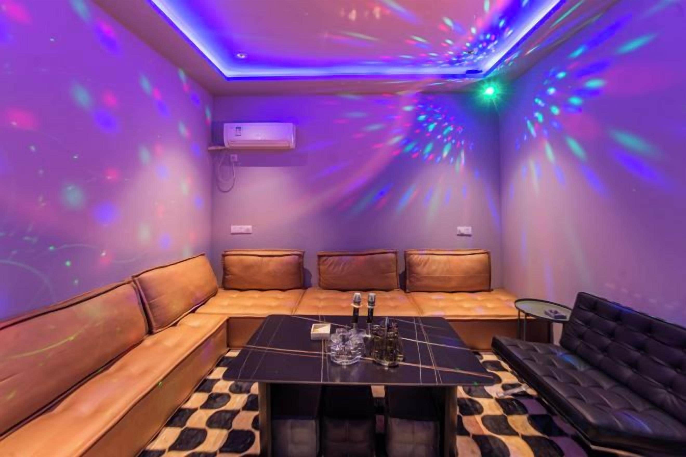 Una habitación con sofá, una mesa y una mesita redonda.