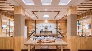 A modern interior with wooden paneling, a central table with items, and a ceiling with recessed lighting. - Suzhou Taihu Lakeside·Shanhu Yin·Holiday Homestay (Suzhou)