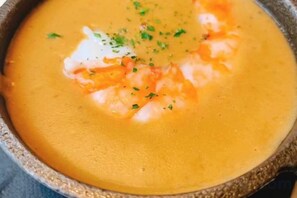 Uma tigela de sopa com enfeite.