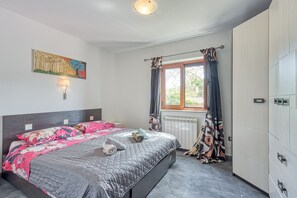 3 عدّة غرف نوم ومكواة/لوح كي وواي فاي مجانًا وملاءات أسرّة