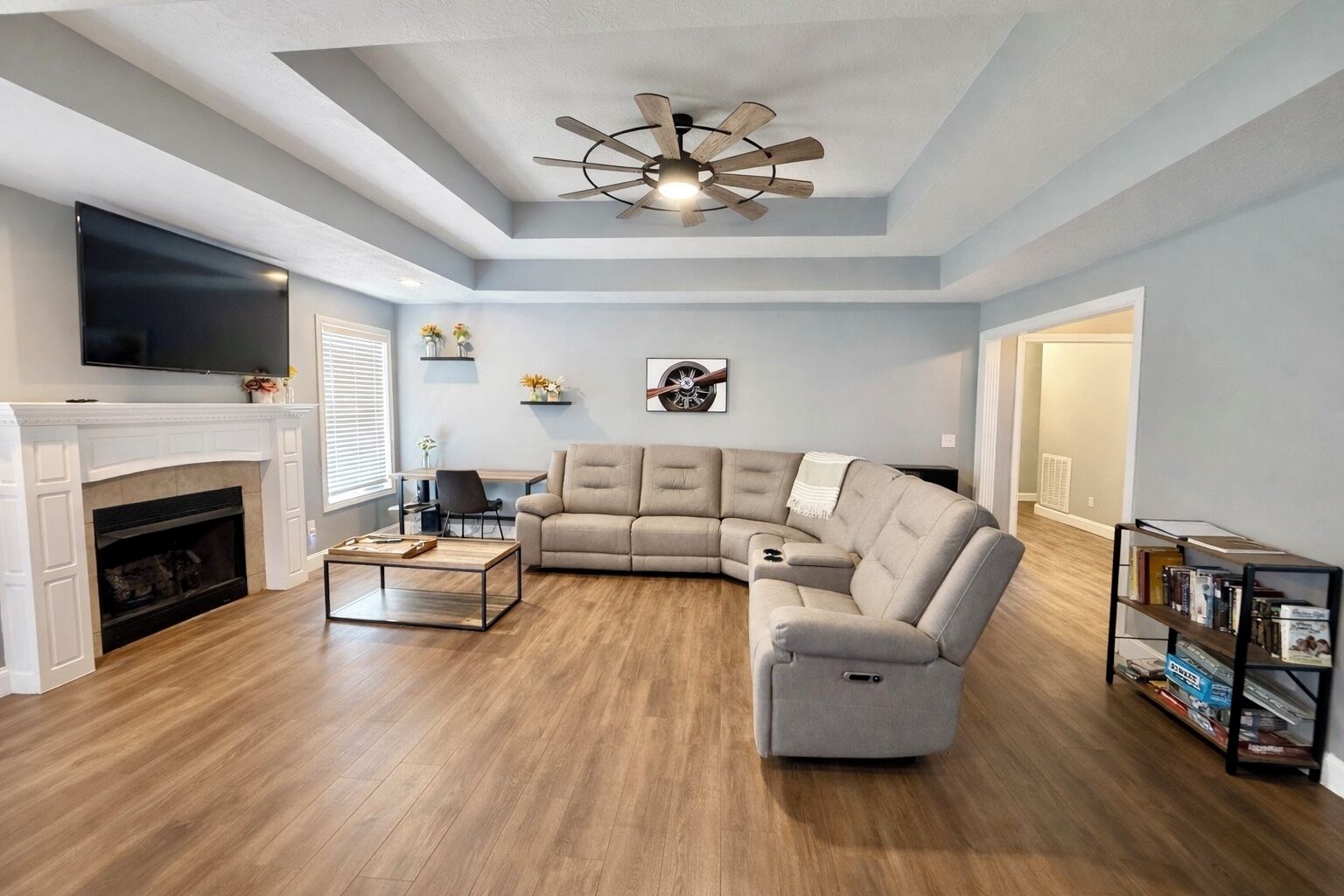 Een smart-tv en boeken