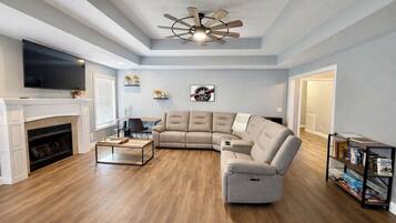 Een smart-tv en boeken