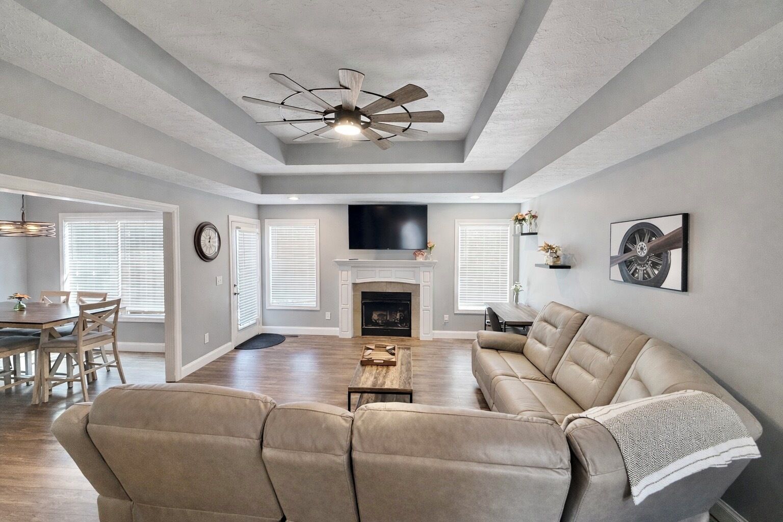 Een smart-tv en boeken