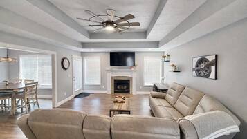 Een smart-tv en boeken