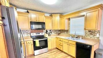 Een koelkast, een magnetron, een oven, een kookplaat