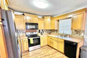 Een koelkast, een magnetron, een oven, een kookplaat