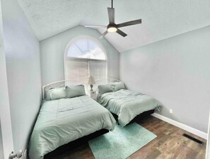 3 bedrooms, desk, iron/ironing board, free WiFi