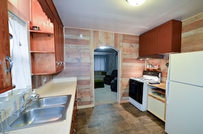 Kjøleskap, mikrobølgeovn, ovn og kokeplater