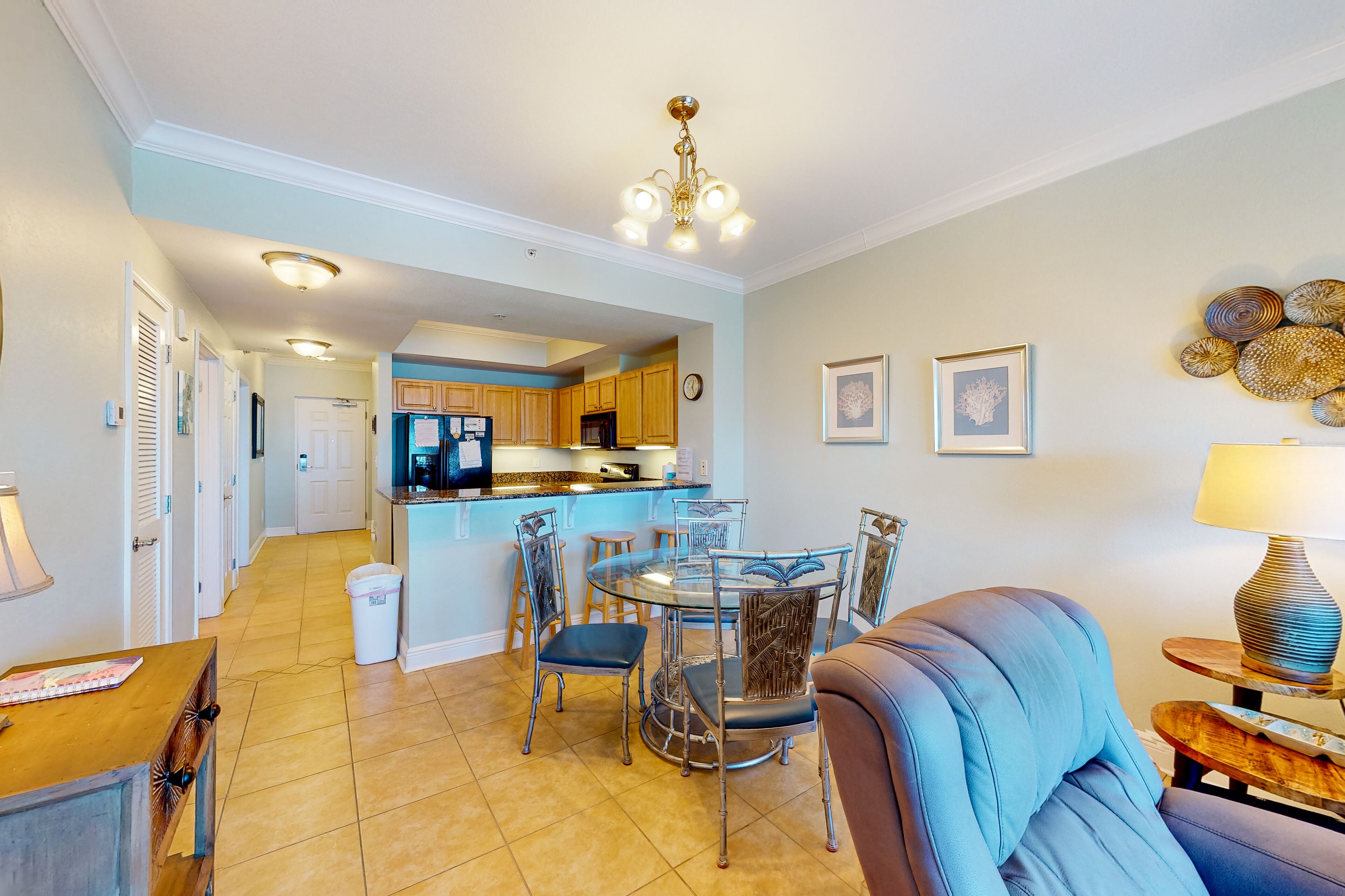 8th-floor ocean-view condo with pools, hot tub, gym & W/D - easy beach access