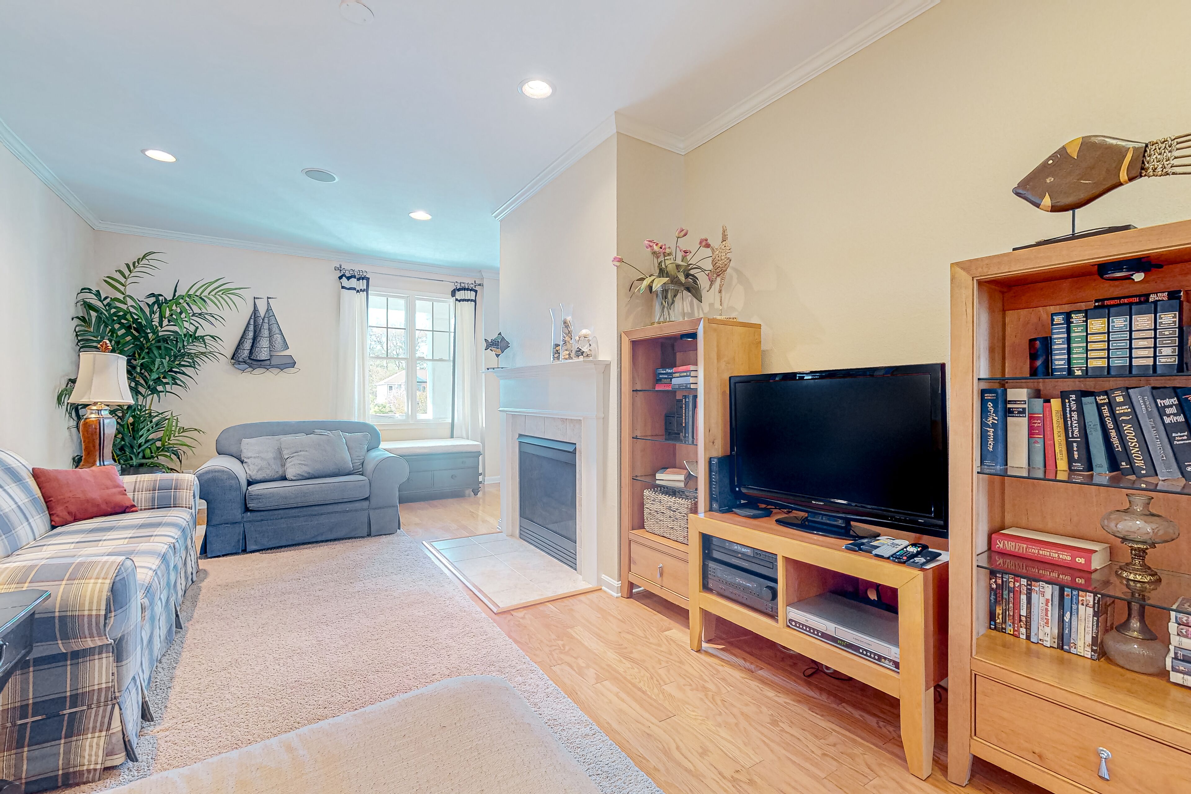 Bayside Resort condo with pools, athletic courts, on-site golf, & shuttle access