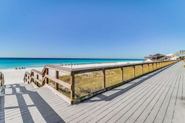 Beach - Sunny getaway with 2 golf carts, patio, grill, pool,  & tennis (Miramar Beach)