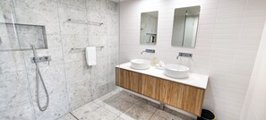 Shower, hair dryer, towels, soap - Outstanding Opera House & Harbour Bridge Views (Darlinghurst)