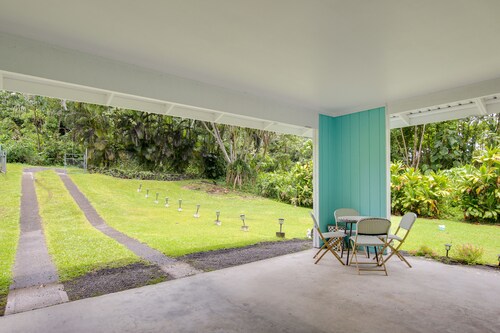 Dog-friendly home near the ocean with lanai, washer/dryer, desk and Free Wifi